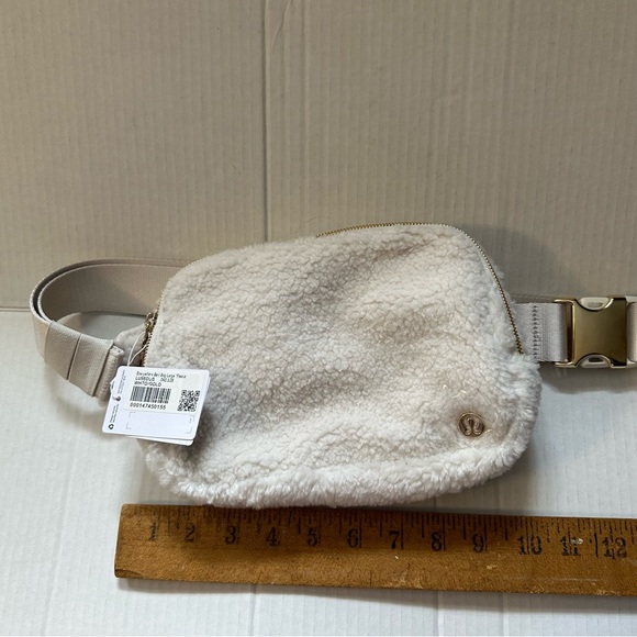 Lululemon belt bag Sherpa - Picture 3 of 6